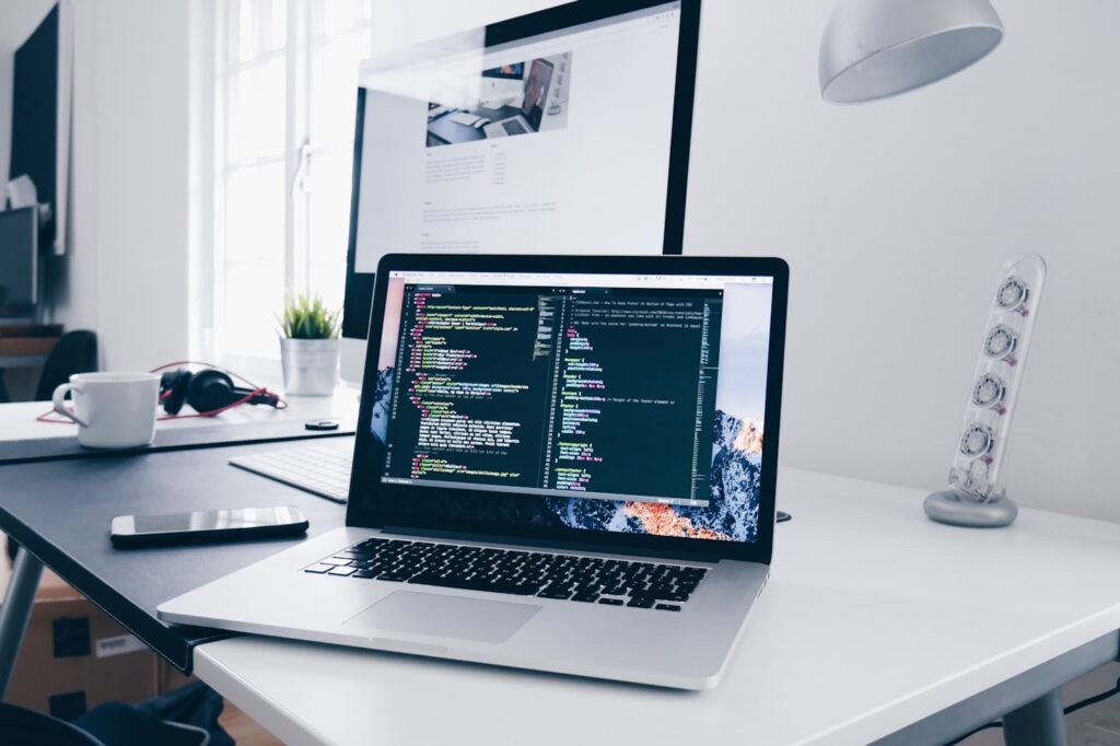 Tela com gráficos digitais e equipe monitorando ações online com foco em resultado