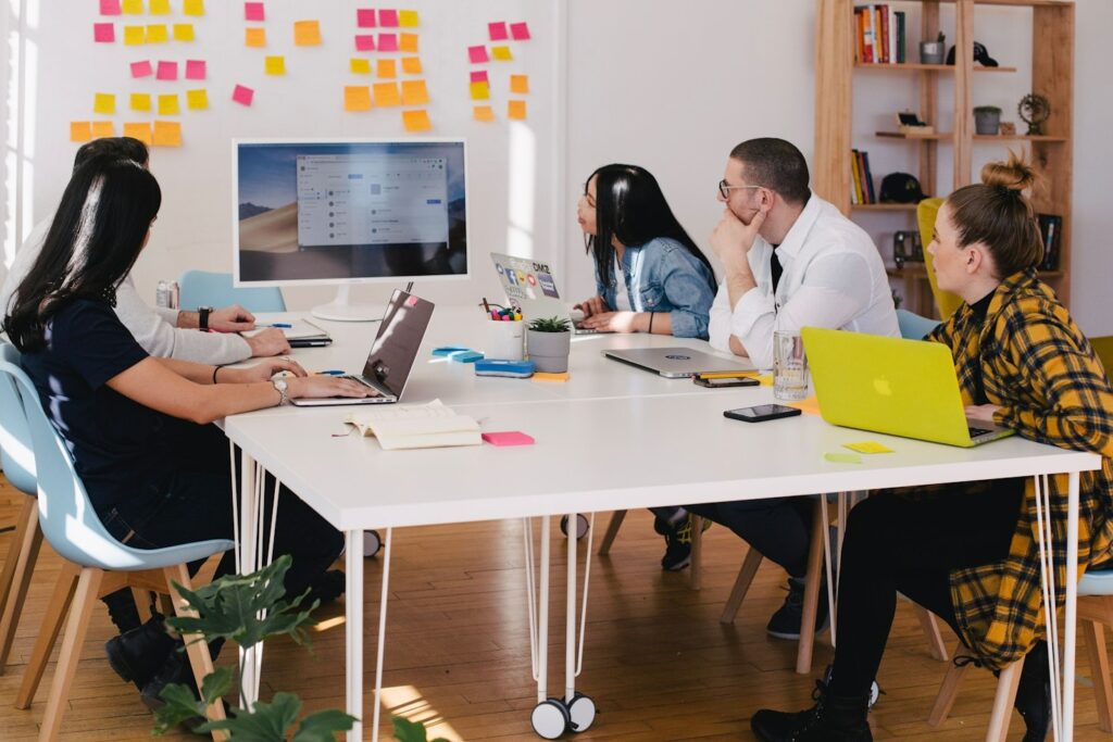 Equipe reunida em ambiente estratégico analisando canais de distribuição e pontos de contato com o mercado