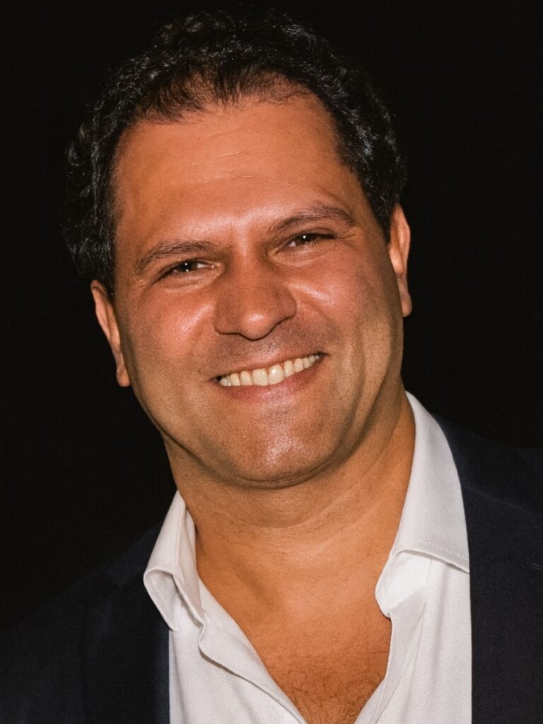 Retrato de Renato Vieira De Paula, publicitário estrategista e representante comercial da Voz e Arte Comunicação, em ambiente institucional.